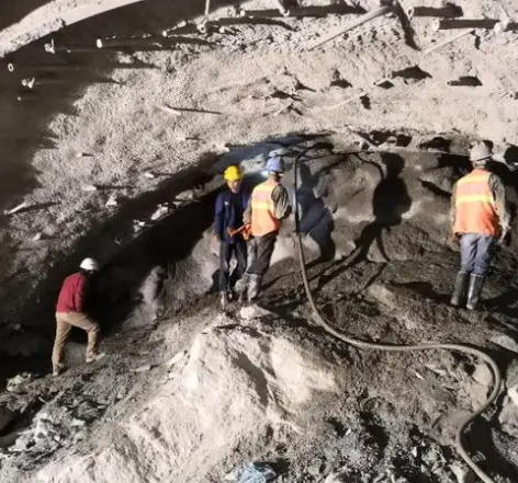 略阳拱顶带模注浆料的施工流程及注意事项